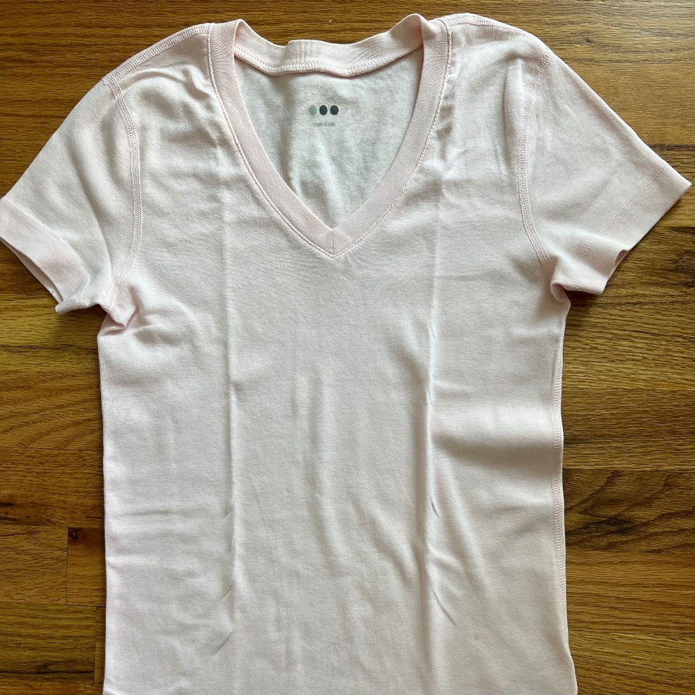 Three Dots  pink vee-neck s/s 100% cotton tee shirt women’s size small NWOT USA!
